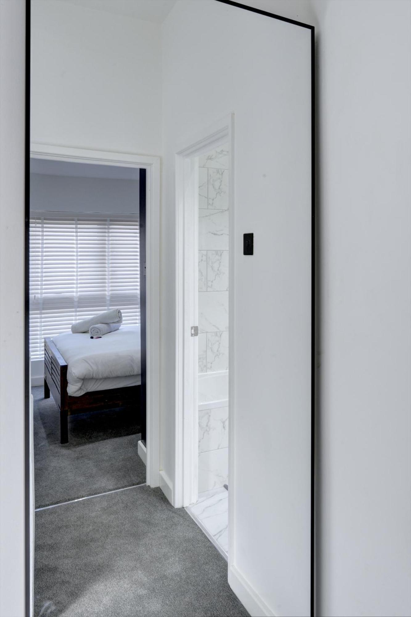 4 Bedrooms Homely House With Garden- Sleeps 9 Comfortably With 6 Comfortable Beds, Free Street Parking, Business Travellers, Contractors, & Holiday-Goers, Coventry, Near All Major Transport Links In Coventry And Motorway Exterior foto