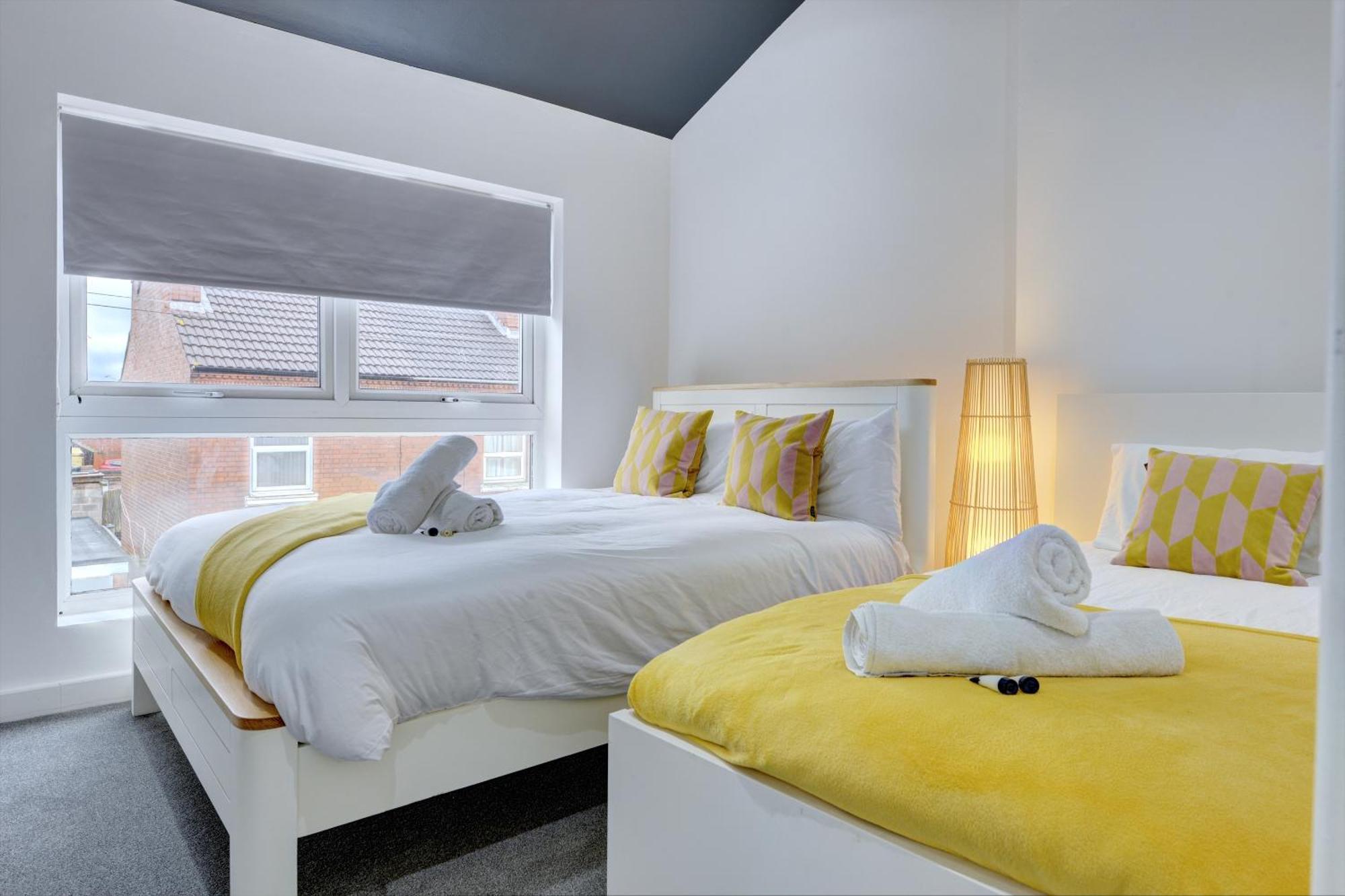 4 Bedrooms Homely House With Garden- Sleeps 9 Comfortably With 6 Comfortable Beds, Free Street Parking, Business Travellers, Contractors, & Holiday-Goers, Coventry, Near All Major Transport Links In Coventry And Motorway Exterior foto
