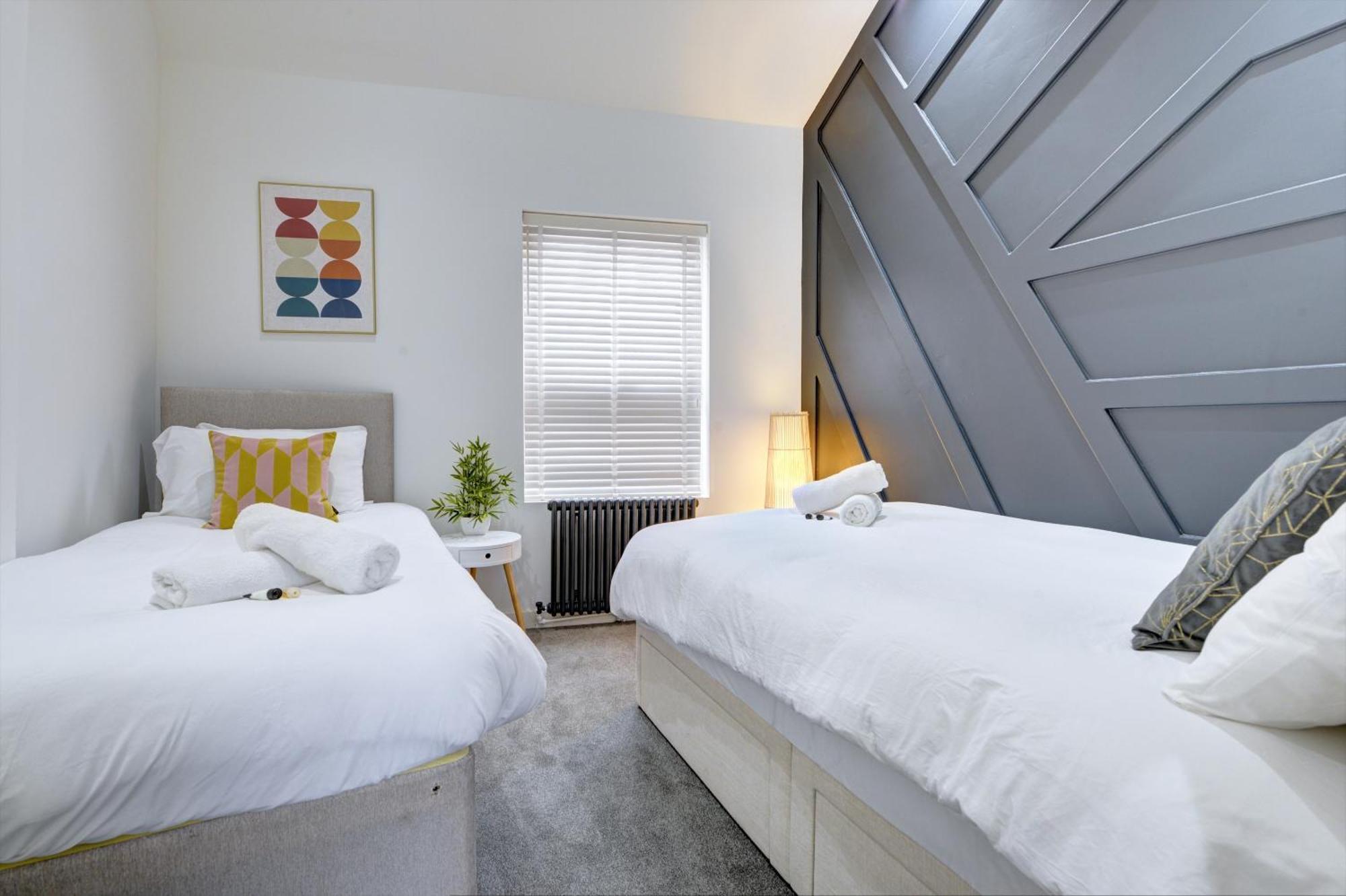 4 Bedrooms Homely House With Garden- Sleeps 9 Comfortably With 6 Comfortable Beds, Free Street Parking, Business Travellers, Contractors, & Holiday-Goers, Coventry, Near All Major Transport Links In Coventry And Motorway Exterior foto