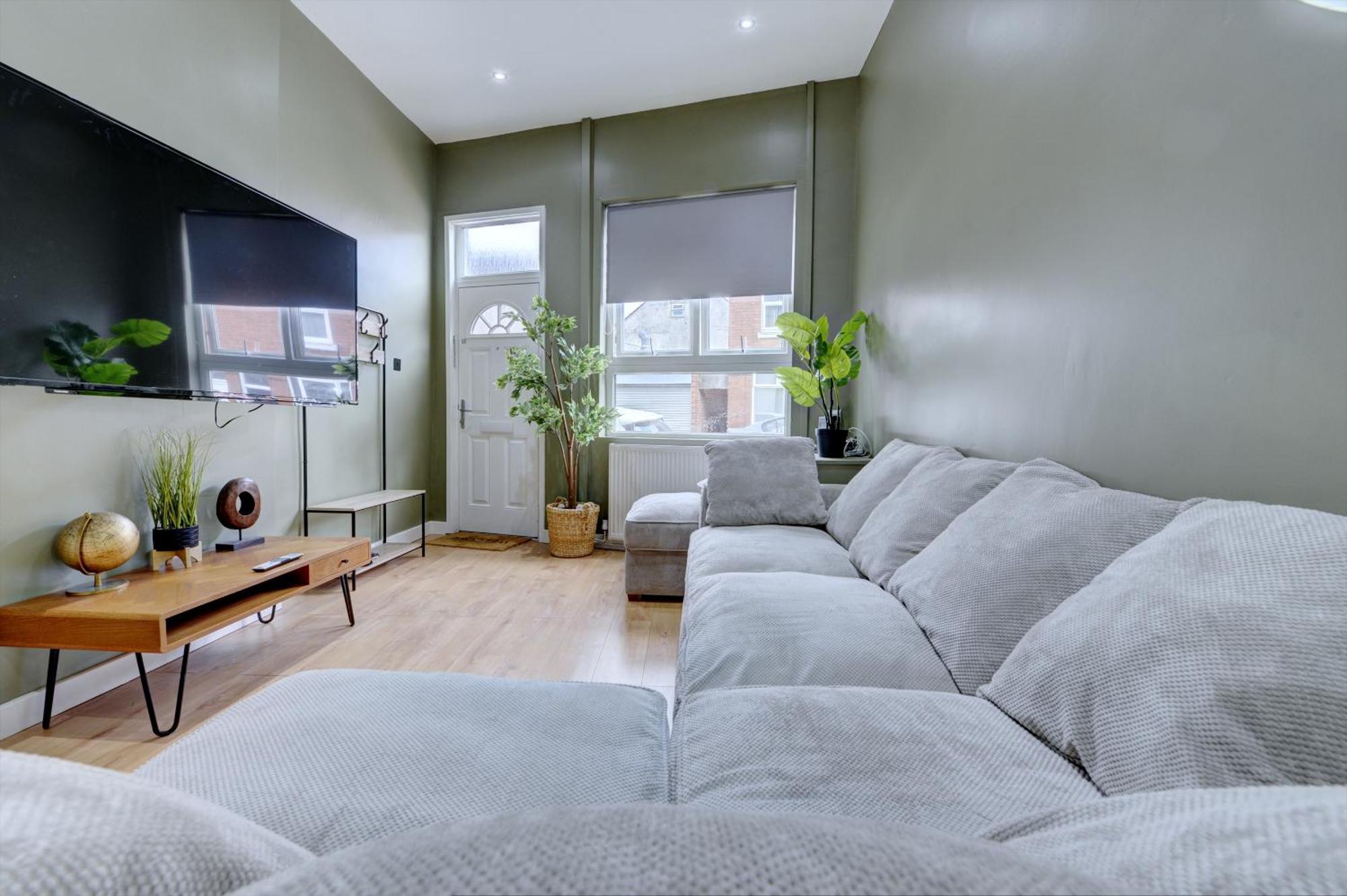 4 Bedrooms Homely House With Garden- Sleeps 9 Comfortably With 6 Comfortable Beds, Free Street Parking, Business Travellers, Contractors, & Holiday-Goers, Coventry, Near All Major Transport Links In Coventry And Motorway Exterior foto