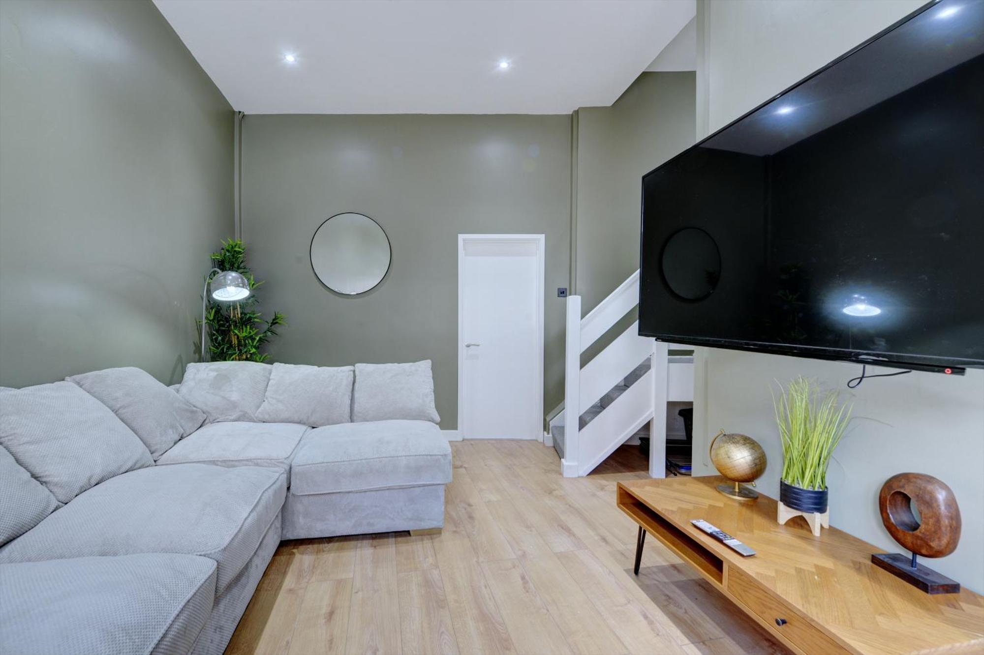 4 Bedrooms Homely House With Garden- Sleeps 9 Comfortably With 6 Comfortable Beds, Free Street Parking, Business Travellers, Contractors, & Holiday-Goers, Coventry, Near All Major Transport Links In Coventry And Motorway Exterior foto