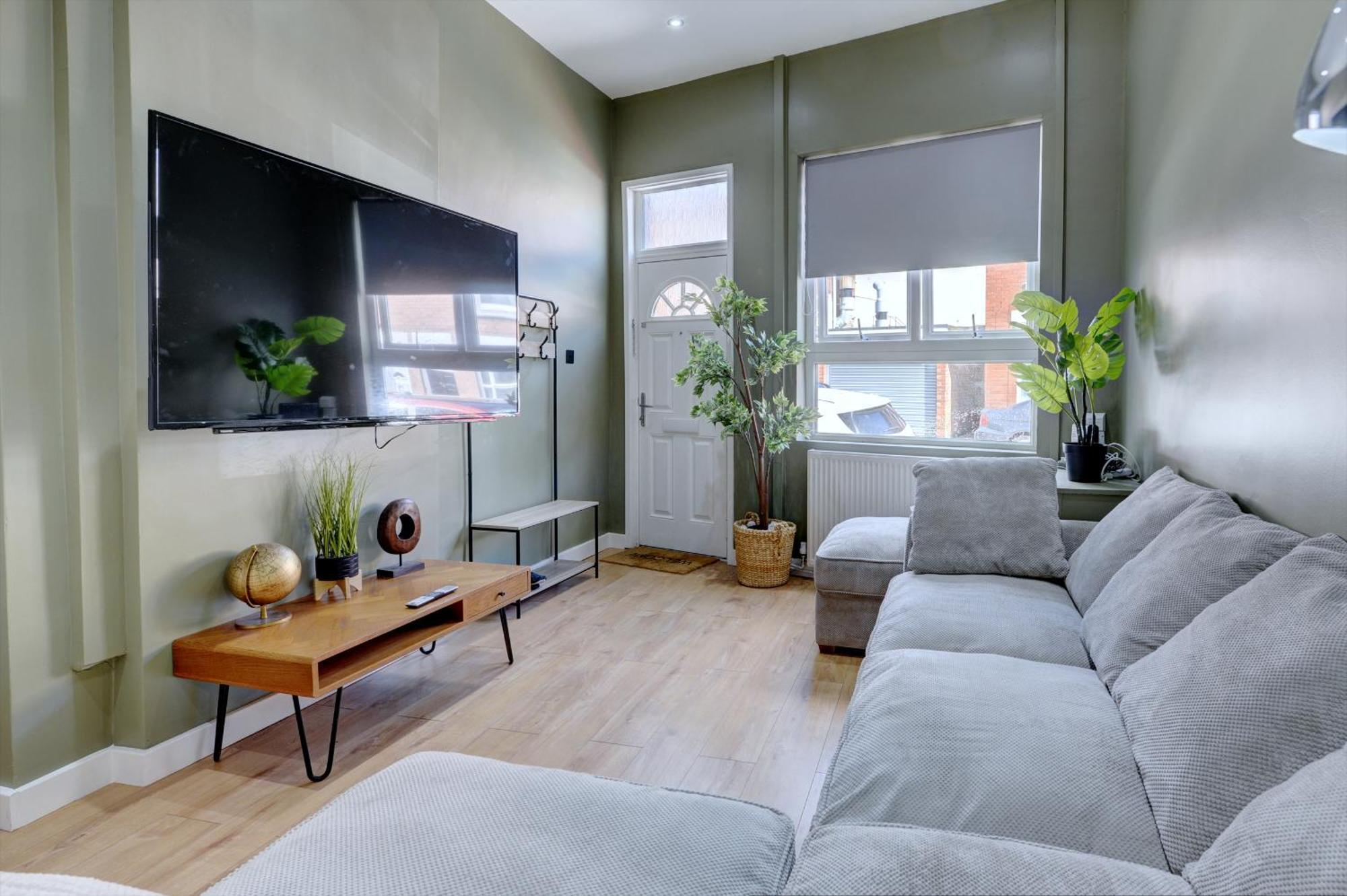 4 Bedrooms Homely House With Garden- Sleeps 9 Comfortably With 6 Comfortable Beds, Free Street Parking, Business Travellers, Contractors, & Holiday-Goers, Coventry, Near All Major Transport Links In Coventry And Motorway Exterior foto