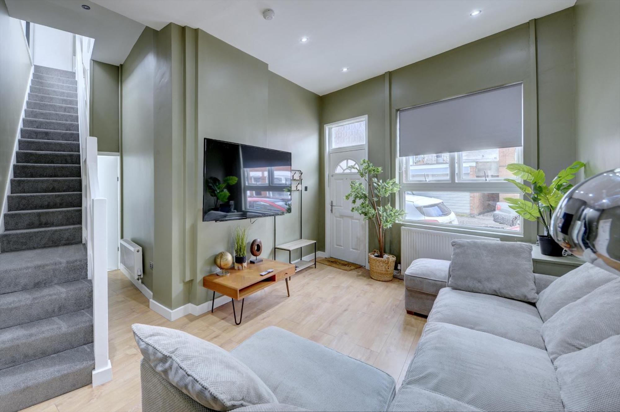 4 Bedrooms Homely House With Garden- Sleeps 9 Comfortably With 6 Comfortable Beds, Free Street Parking, Business Travellers, Contractors, & Holiday-Goers, Coventry, Near All Major Transport Links In Coventry And Motorway Exterior foto